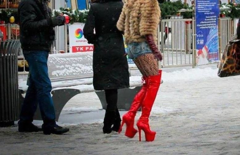 Зашел одеться. Девушка на каблуках по льду. Вызывающий вид. Смешные девушки на каблуках. Девушка на остановке зимой.